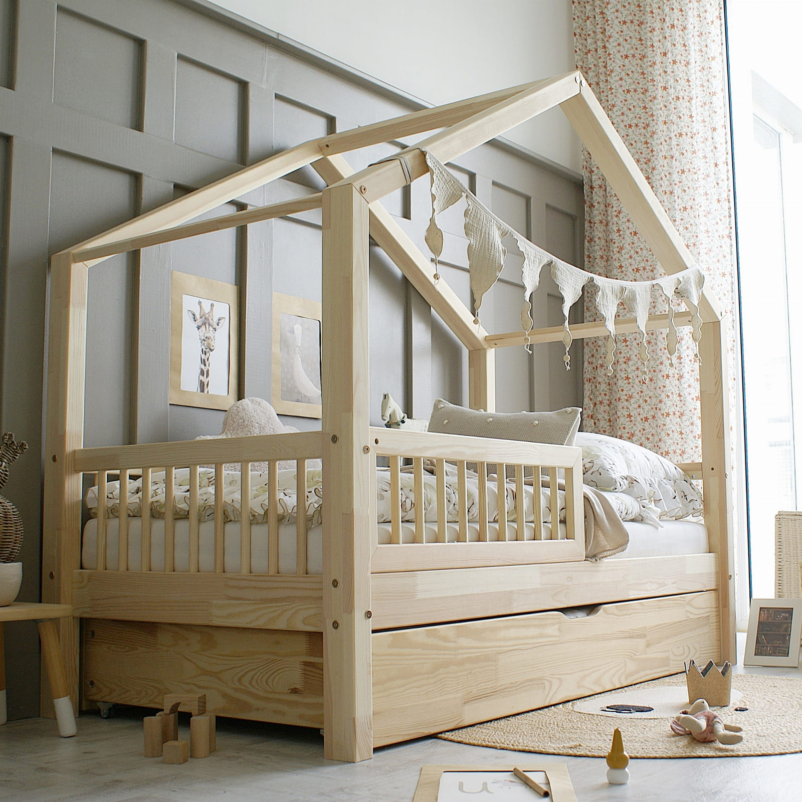 eng_pl_HouseBed-Plus-with-rung-rail-version-with-drawer-69_1 Detská posteľ domček HouseBed HELSINKY PRZ Plus (výber farieb) – Obrázok 1