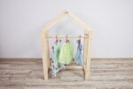 Domčekový vešiak Montessori – detail spracovania dreva