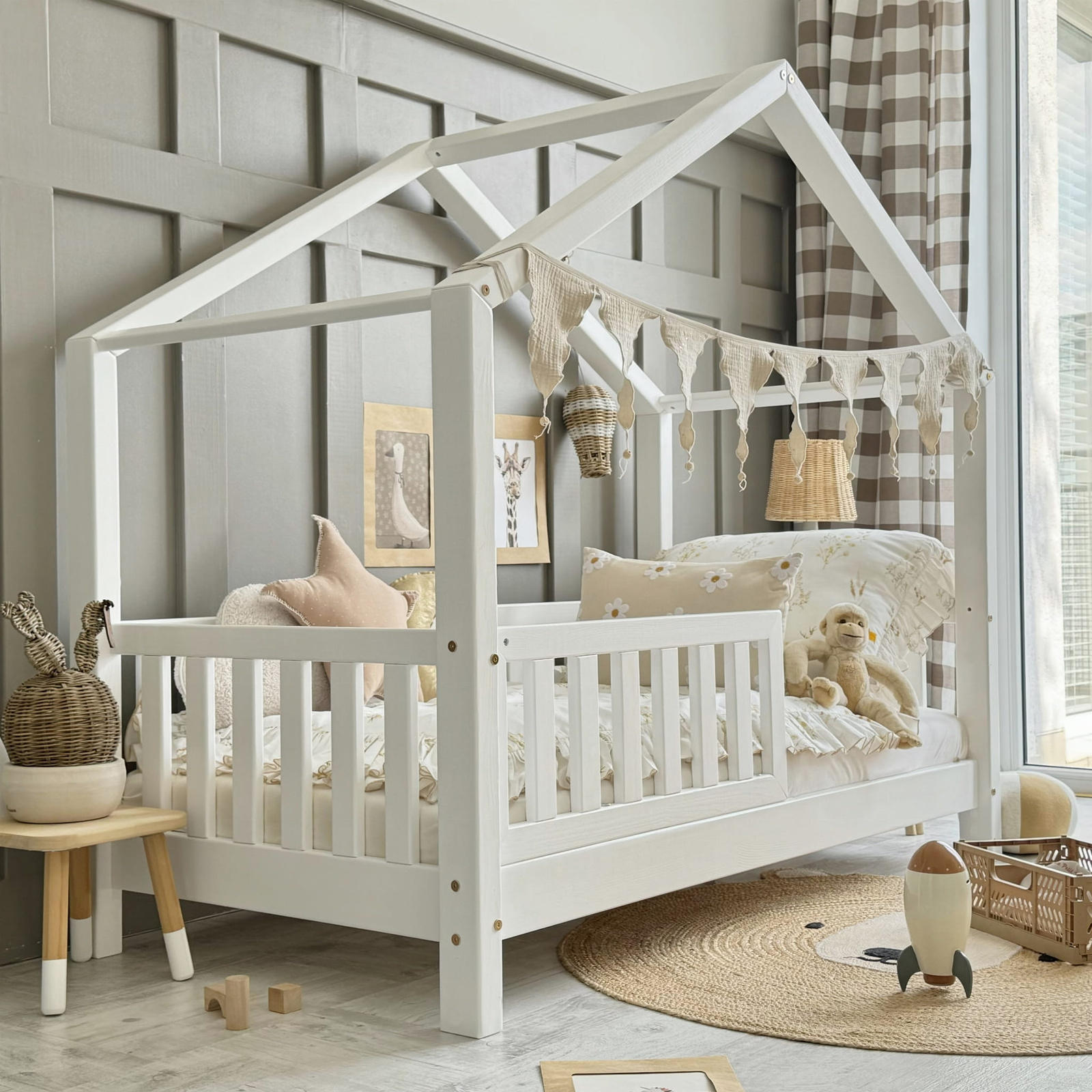 eng_pl_Housebed-with-fence-barrier-200x90-white-fast-shipping-1047_1 Detská posteľ HouseBed KODAŇ PLZ 160/80 cm,200/90 cm Biela – Obrázok 1